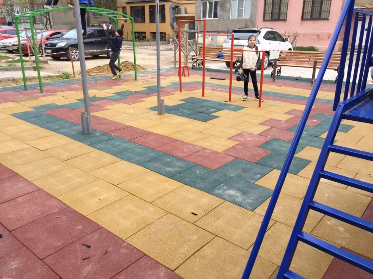 Игровая площадка с разноцветным покрытием Rubblex Standart