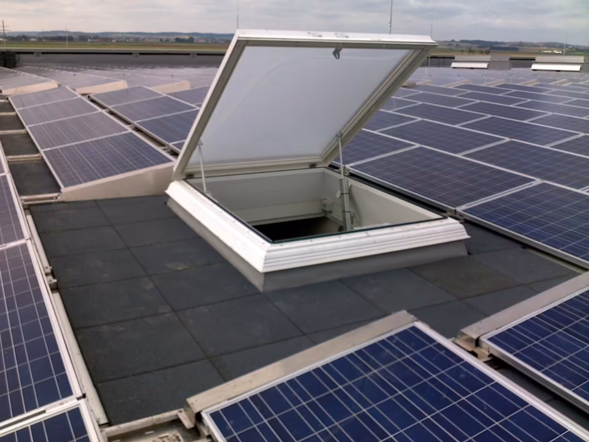 Эксплуатируемая кровля с покрытием Rubblex Roof и солнечными панелями