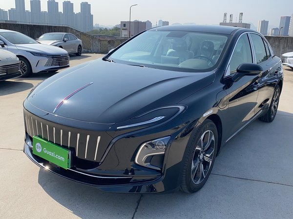 Модель Hongqi E-QM5 2021 года выпуска, базовая версия на 5 посадочных мест