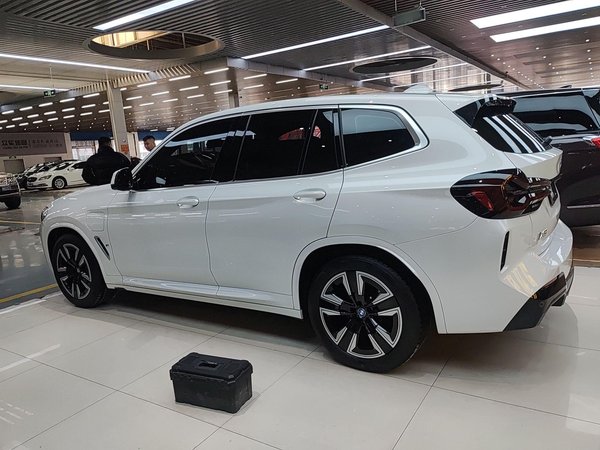 BMW iX 2024, 14800 км, за 188400 CNY