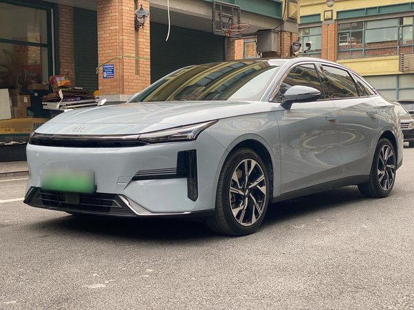 Geely Galaxy Galaxy L6 2023 125-километровый звездолет