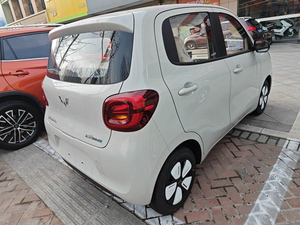 Wuling Hongguang MINIEV, 100 км, за 34600 CNY