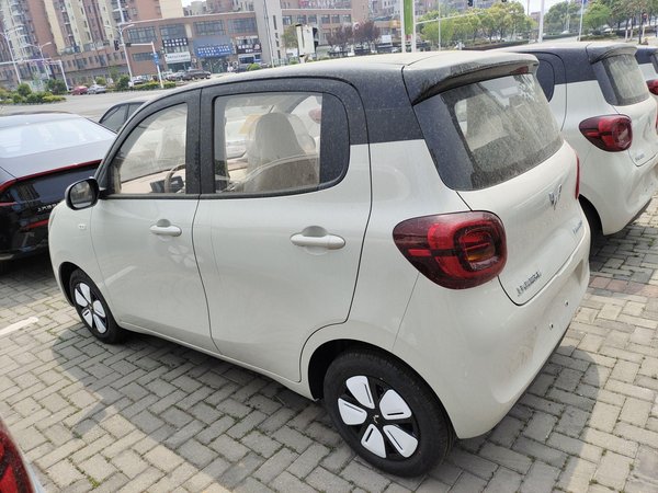 Wuling Hongguang MINIEV, 100 км, за 39900 CNY