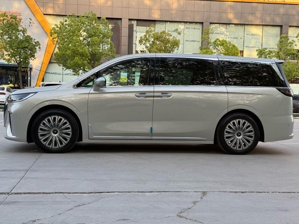 Lantu Dreamer 2022, 10900 км, за 217400 CNY