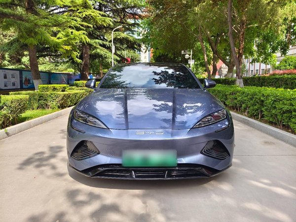 BYD Seal 2022 стандартное время автономной работы 550 км Версия с задним приводом Премиум-модель, 2022 года