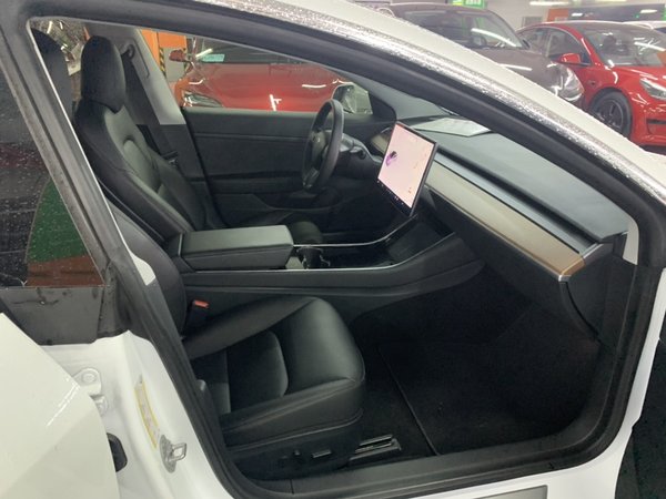 Рестайлинговая версия Tesla Model 3 2020 с увеличенным временем автономной работы, заднеприводная версия, 2020 года