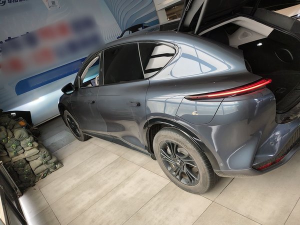 Zhiji LS7 2023, 27000 км, за 160200 CNY