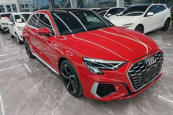 Audi A3 2024, 25600 км, за 18275 USD