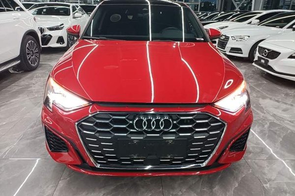 Audi A3 2024, 25600 км, за 18275 USD