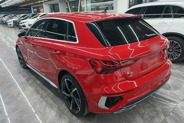 Audi A3 2024, 25600 км, за 18275 USD