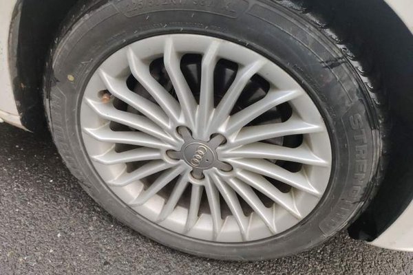 Audi A4L 2015, 106700 км, за 9864 USD