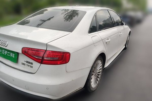 Audi A4L 2015, 106700 км, за 9864 USD