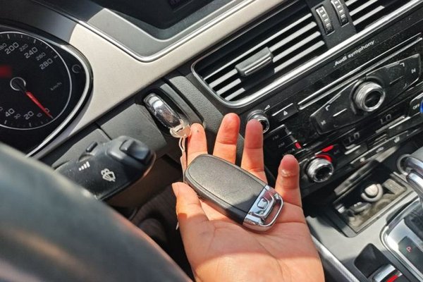 Audi A4L 2015, 60800 км, за 9526 USD