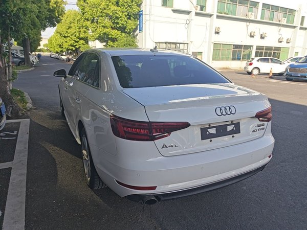 Audi A4L 2018, 170700 км, за 12631 USD