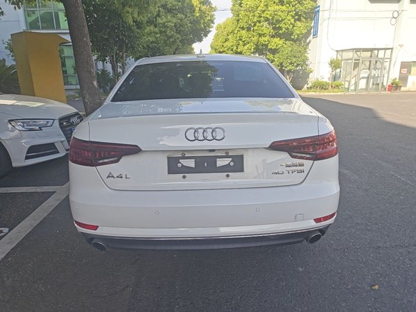 Audi A4L 2018, 170700 км, за 12631 USD