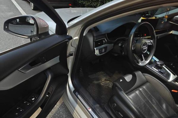 Audi A4L 2020, 49200 км, за 18450 USD