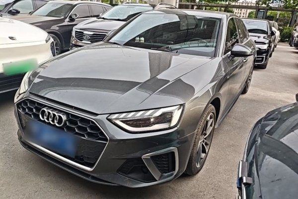 Audi A4L · 2022 год