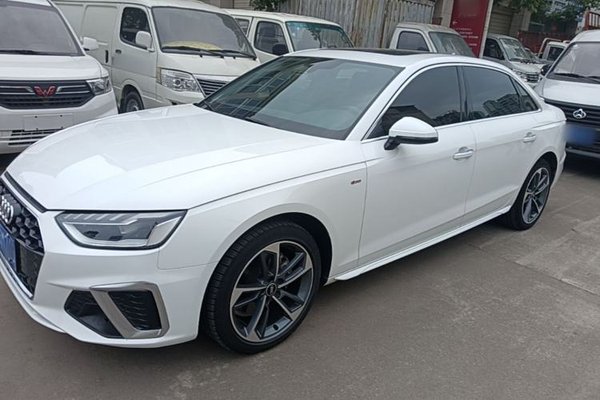 Audi A4L · 2022 год