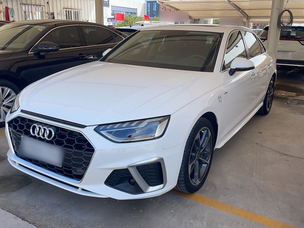 Audi A4L · 2022 год