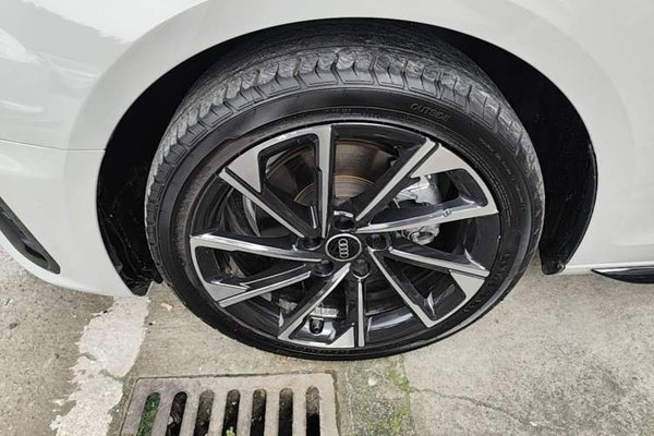 Audi A4L 2023, 53400 км, за 24921 USD