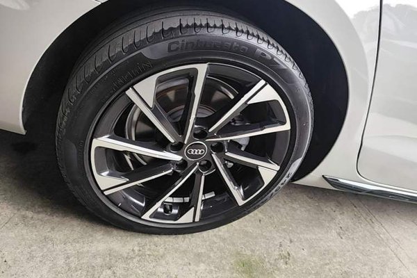 Audi A4L 2023, 53400 км, за 24921 USD