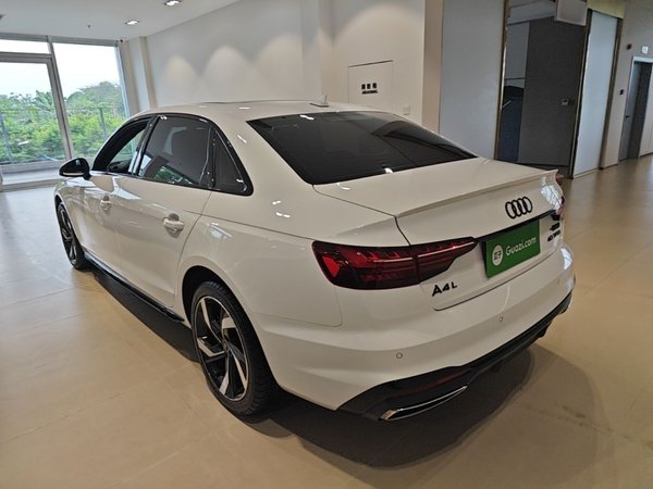 Audi A4L 2023, 24600 км, за 27672 USD