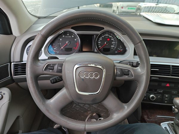 Audi A6L 2011 2.0 TFSI automatic Comfort trim, 2011 года