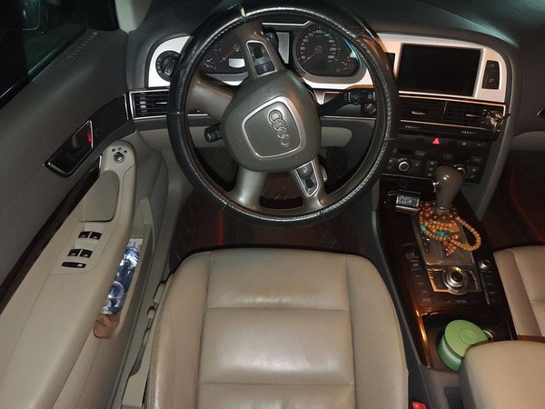 Audi A6L 2011 2.0 TFSI automatic Comfort trim, 2011 года