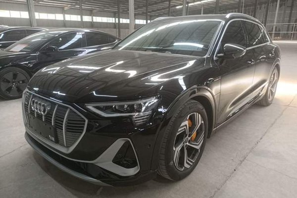 Audi e-tron · 2021 год