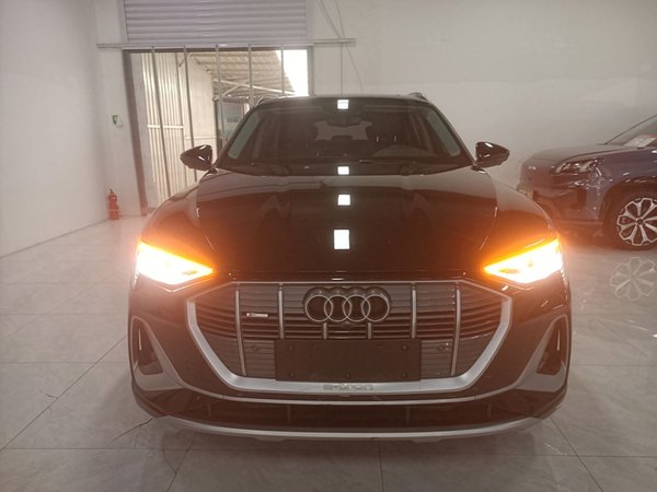 Audi e-tron 2021, 61000 км, за 23986 USD