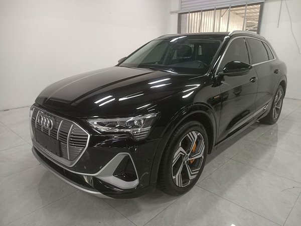 Audi e-tron · 2021 год