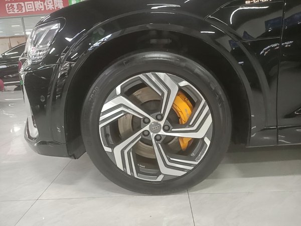 Audi e-tron 2021, 61000 км, за 23986 USD - фото 8