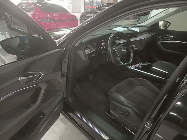 Audi e-tron 2021, 61000 км, за 23986 USD - фото 19