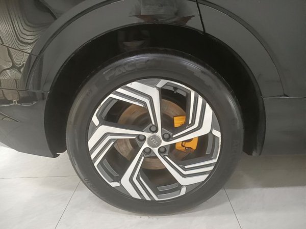 Audi e-tron 2021, 61000 км, за 23986 USD - фото 10