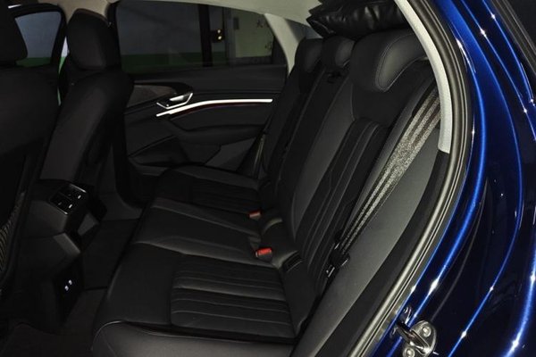 Audi e-tron 2021, 53000 км, за 22320 USD - фото 20