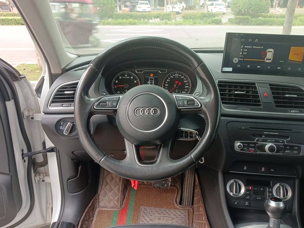 Audi Q3 2015 35 TFSI Comfort Model, 2015 года