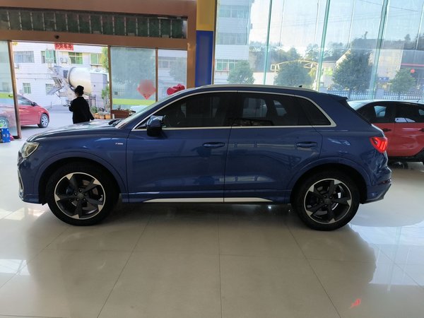 Audi Q3 2021, 66000 км, за 18761 USD