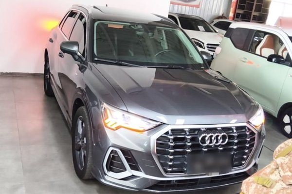 Audi Q3 2021, 59800 км, за 19702 USD