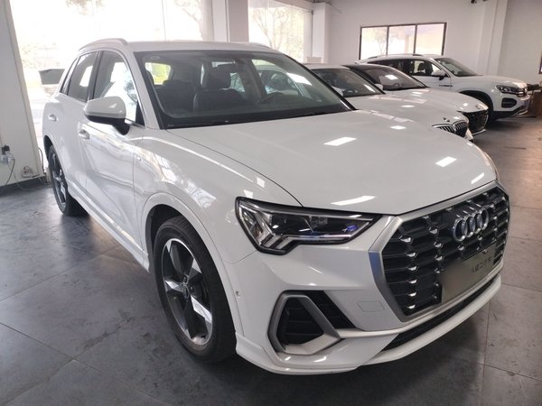 Audi Q3 2021, 26500 км, за 18711 USD