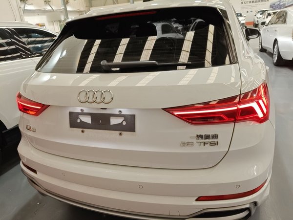 Audi Q3 2021, 52800 км, за 20434 USD