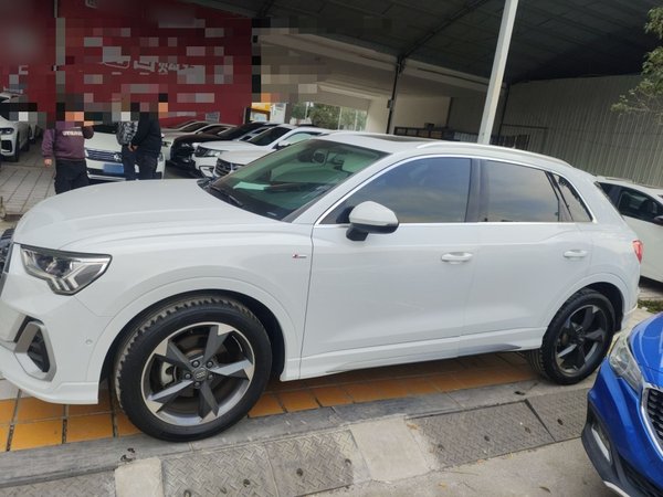 Audi Q3 2021, 53900 км, за 20773 USD