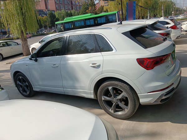 Audi Q3 2021, 75400 км, за 18273 USD