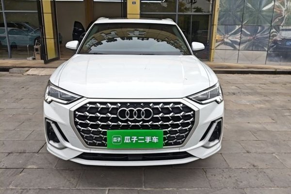 Audi Q3 2024, 27700 км, за 22703 USD