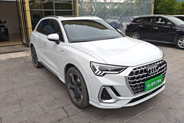Audi Q3 2024, 27700 км, за 22703 USD