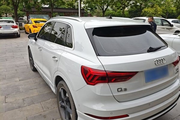 Audi Q3 2024, 27700 км, за 22703 USD