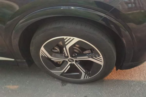 Audi Q4 e-tron 2023, 40500 км, за 17591 USD - фото 8