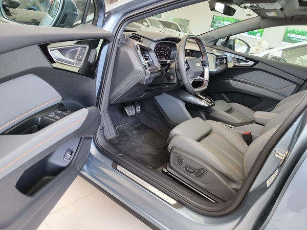 Audi Q4 e-tron 2024, 17300 км, за 23145 USD - фото 15