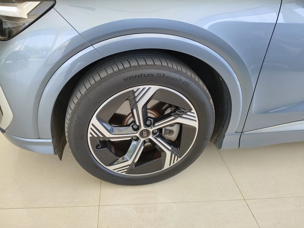 Audi Q4 e-tron 2024, 17300 км, за 23145 USD - фото 10