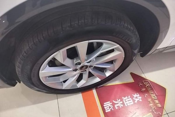 Audi Q5L 2023, 29400 км, за 33799 USD