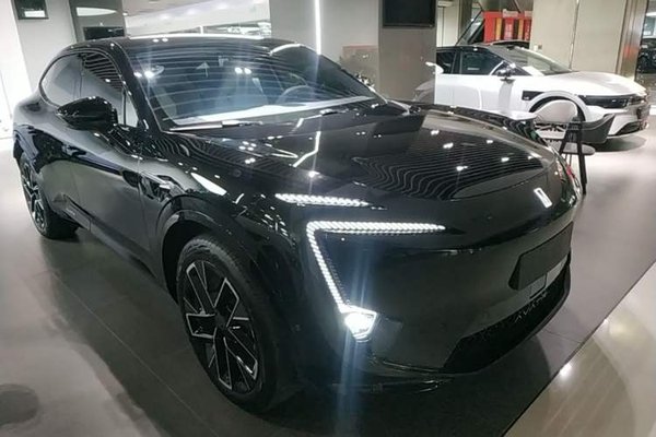 Avatr 11 2025, 14200 км, за 37235 USD